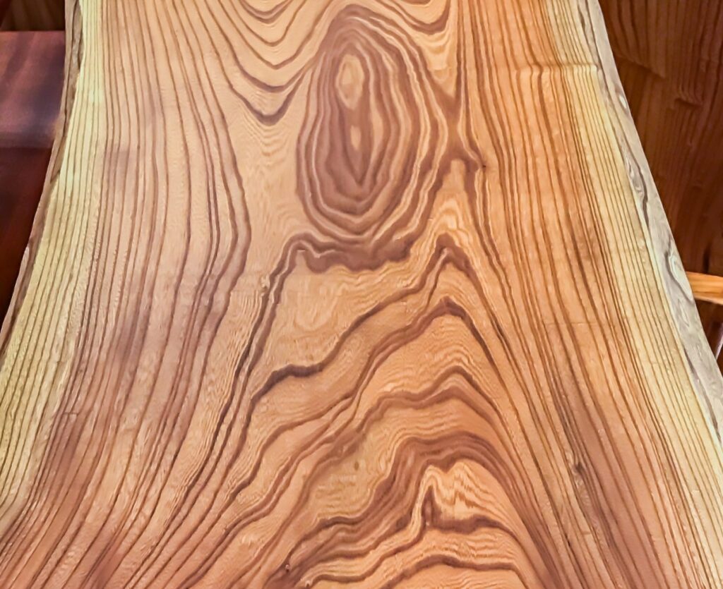 広葉樹ケヤキの木材特徴と見分け方｜木の特徴から家具への活用法まで解説