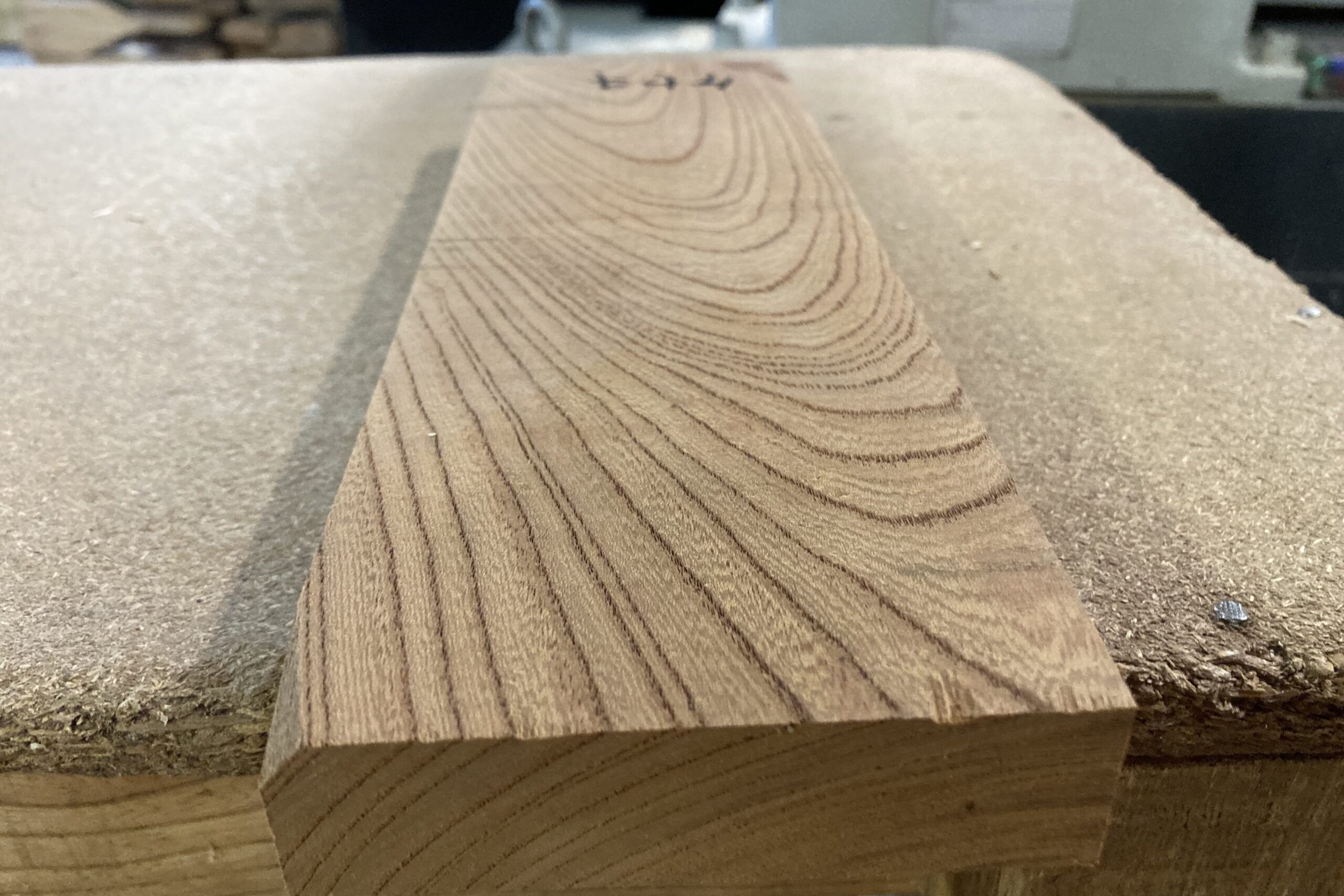 栓の木材を選ぶ理由!ケヤキに似た木目と「白さ」を活かす空間設計